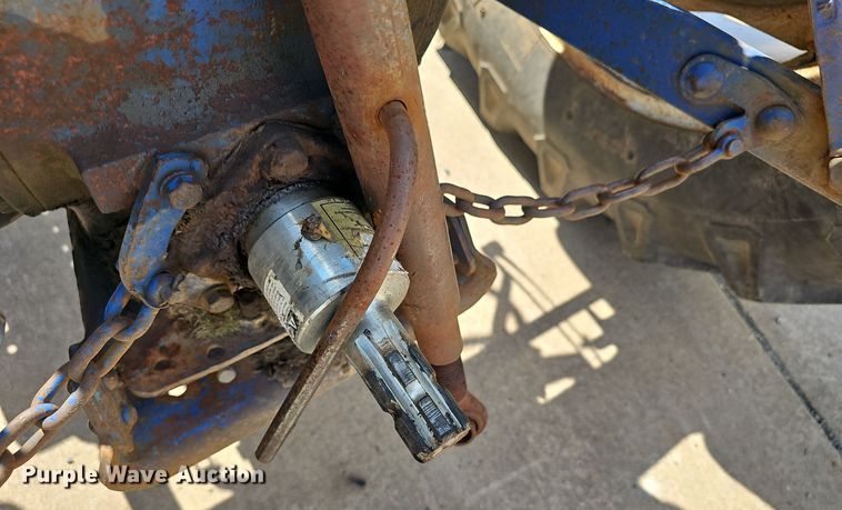 image for item NX9356 1968 Ford 2000 tractor