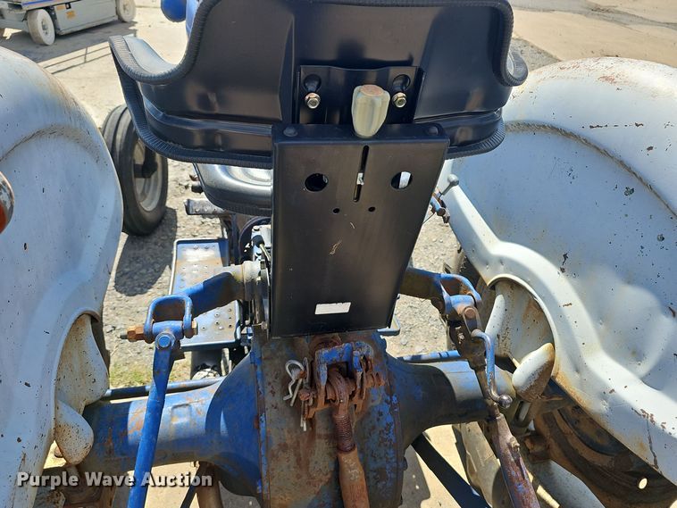 image for item NX9356 1968 Ford 2000 tractor
