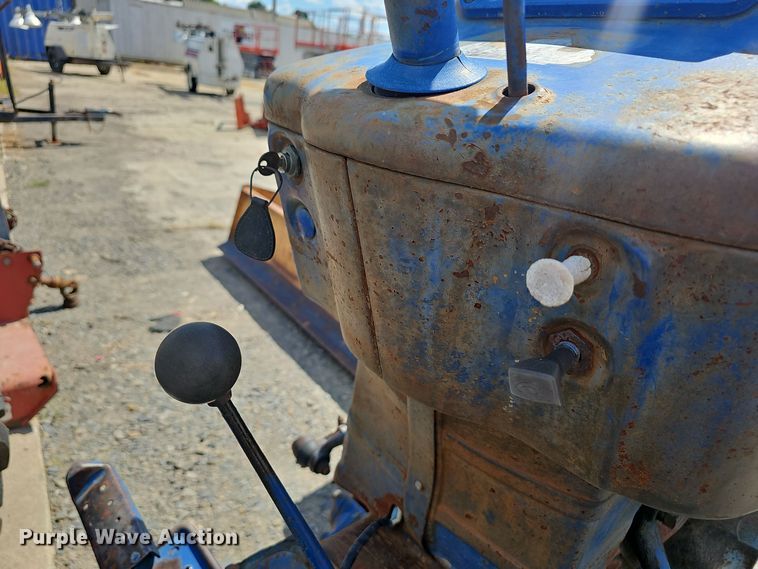 image for item NX9356 1968 Ford 2000 tractor