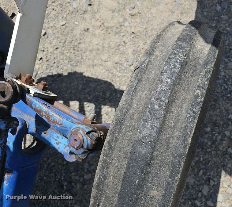 image for item NX9356 1968 Ford 2000 tractor