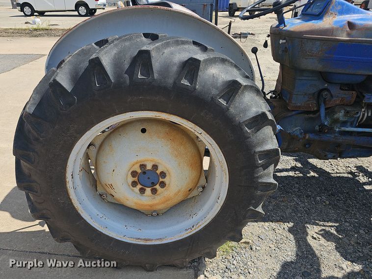 image for item NX9356 1968 Ford 2000 tractor