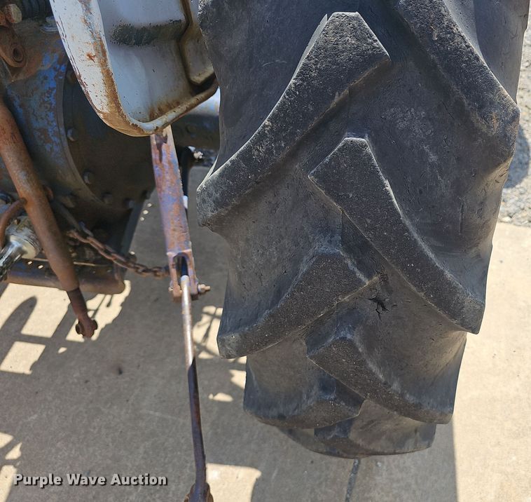 image for item NX9356 1968 Ford 2000 tractor