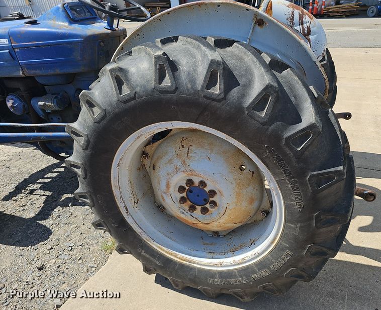image for item NX9356 1968 Ford 2000 tractor