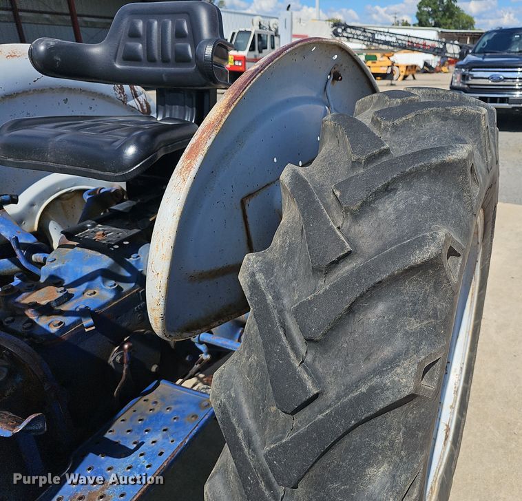 image for item NX9356 1968 Ford 2000 tractor