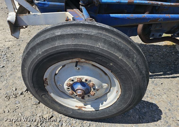 image for item NX9356 1968 Ford 2000 tractor