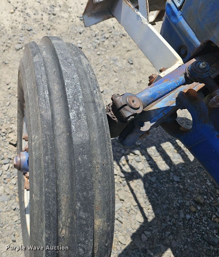 image for item NX9356 1968 Ford 2000 tractor