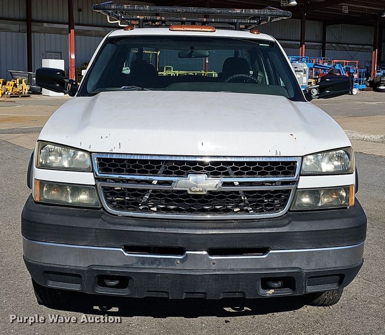 image for item NX9359 2007 Chevrolet  Silverado 3500 Crew Cab utility bed pickup truck