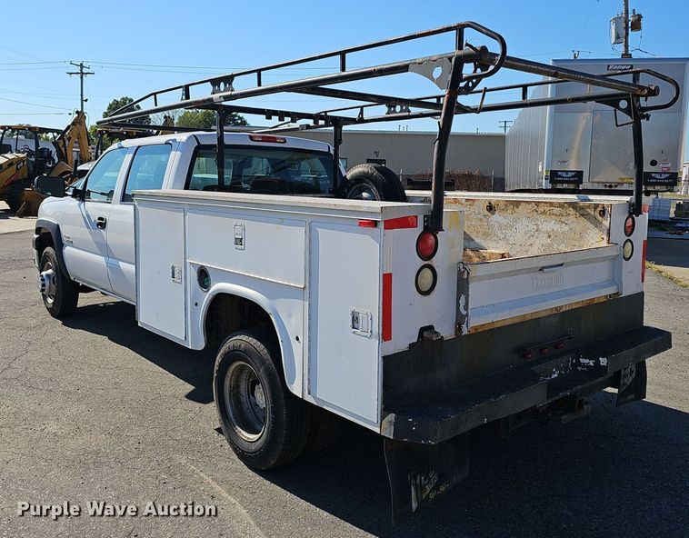 image for item NX9359 2007 Chevrolet  Silverado 3500 Crew Cab utility bed pickup truck