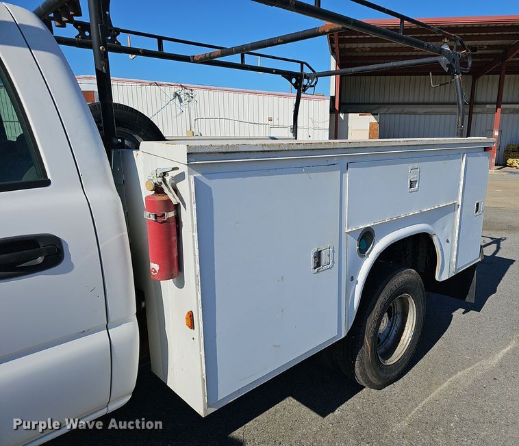 image for item NX9359 2007 Chevrolet  Silverado 3500 Crew Cab utility bed pickup truck