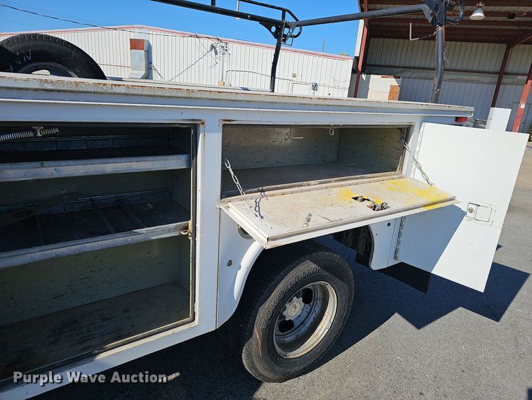 image for item NX9359 2007 Chevrolet  Silverado 3500 Crew Cab utility bed pickup truck