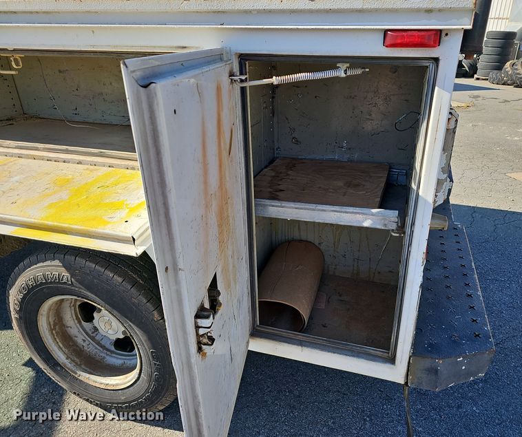 image for item NX9359 2007 Chevrolet  Silverado 3500 Crew Cab utility bed pickup truck