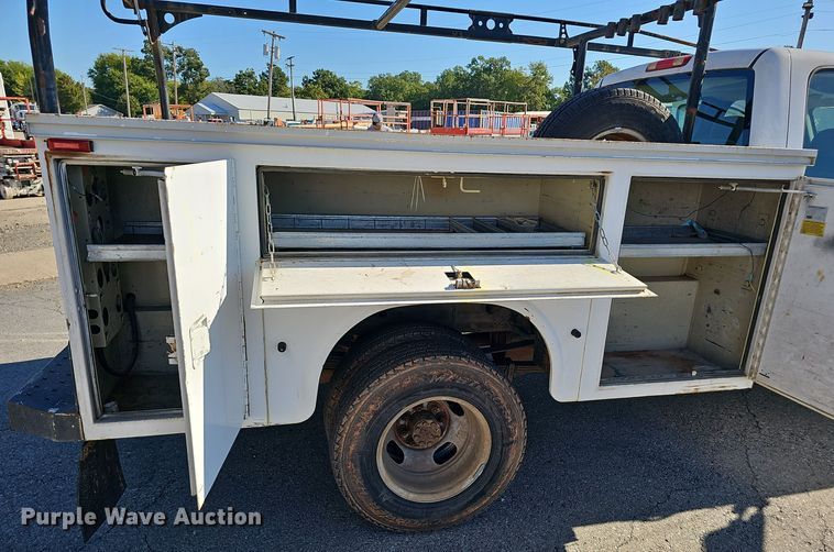 image for item NX9359 2007 Chevrolet  Silverado 3500 Crew Cab utility bed pickup truck