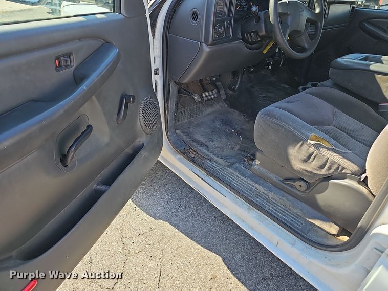 image for item NX9359 2007 Chevrolet  Silverado 3500 Crew Cab utility bed pickup truck