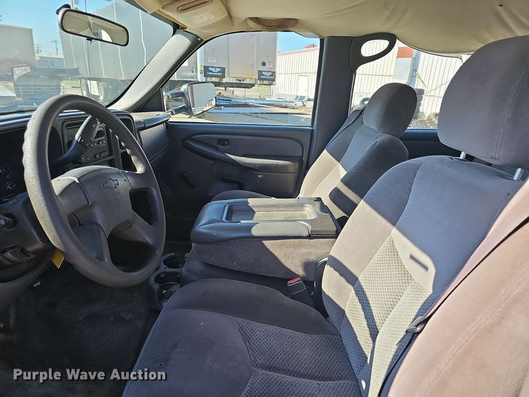 image for item NX9359 2007 Chevrolet  Silverado 3500 Crew Cab utility bed pickup truck