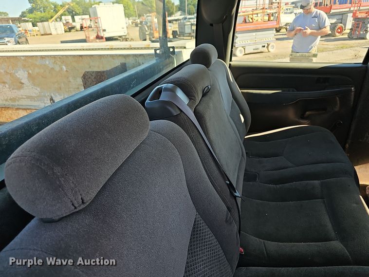 image for item NX9359 2007 Chevrolet  Silverado 3500 Crew Cab utility bed pickup truck