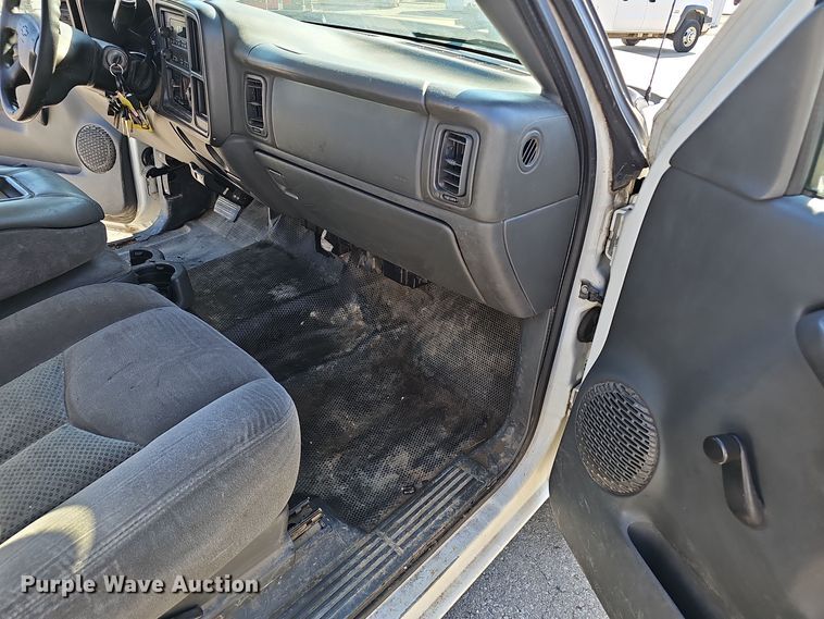 image for item NX9359 2007 Chevrolet  Silverado 3500 Crew Cab utility bed pickup truck