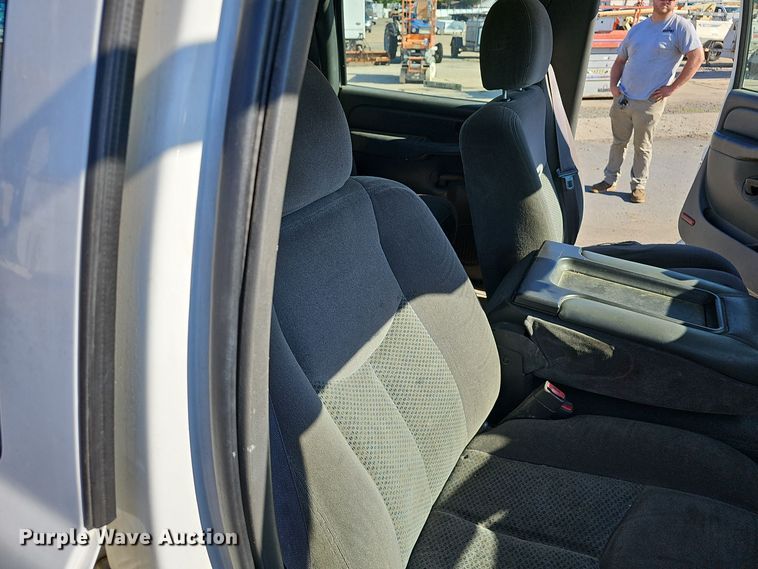 image for item NX9359 2007 Chevrolet  Silverado 3500 Crew Cab utility bed pickup truck