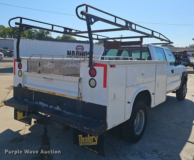image for item NX9361 2006 Chevrolet  Silverado 3500 Crew Cab utility / service truck