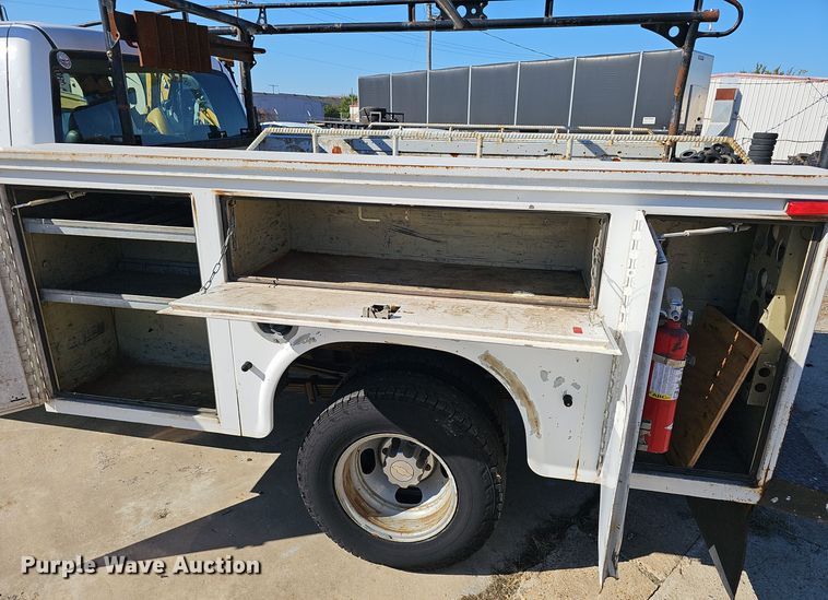 image for item NX9361 2006 Chevrolet  Silverado 3500 Crew Cab utility / service truck