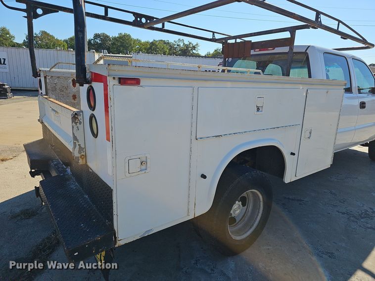 image for item NX9361 2006 Chevrolet  Silverado 3500 Crew Cab utility / service truck