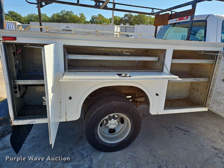 image for item NX9361 2006 Chevrolet  Silverado 3500 Crew Cab utility / service truck