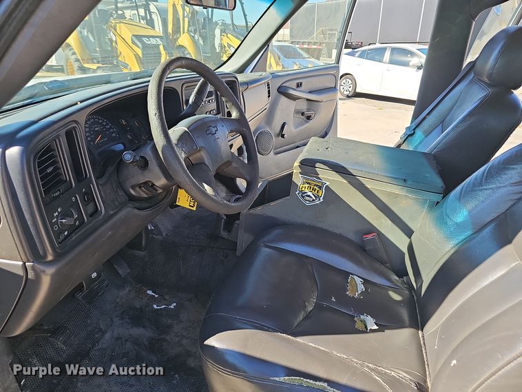 image for item NX9361 2006 Chevrolet  Silverado 3500 Crew Cab utility / service truck