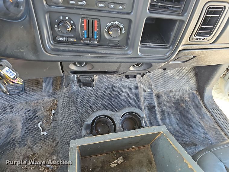 image for item NX9361 2006 Chevrolet  Silverado 3500 Crew Cab utility / service truck