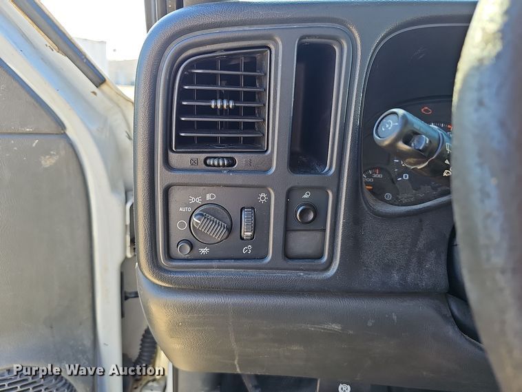 image for item NX9361 2006 Chevrolet  Silverado 3500 Crew Cab utility / service truck