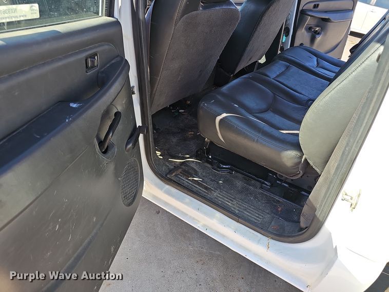 image for item NX9361 2006 Chevrolet  Silverado 3500 Crew Cab utility / service truck