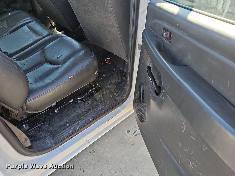 image for item NX9361 2006 Chevrolet  Silverado 3500 Crew Cab utility / service truck