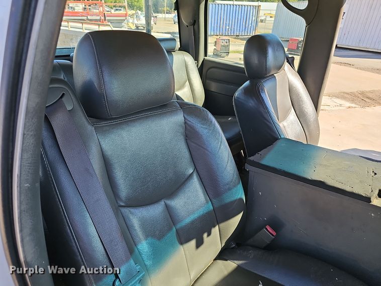 image for item NX9361 2006 Chevrolet  Silverado 3500 Crew Cab utility / service truck