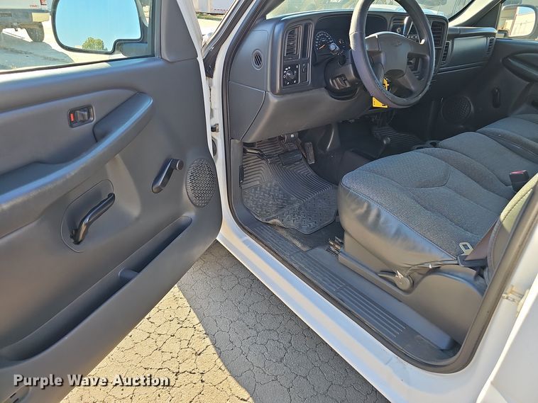 image for item NX9366 2004 Chevrolet  Silverado 1500 pickup truck