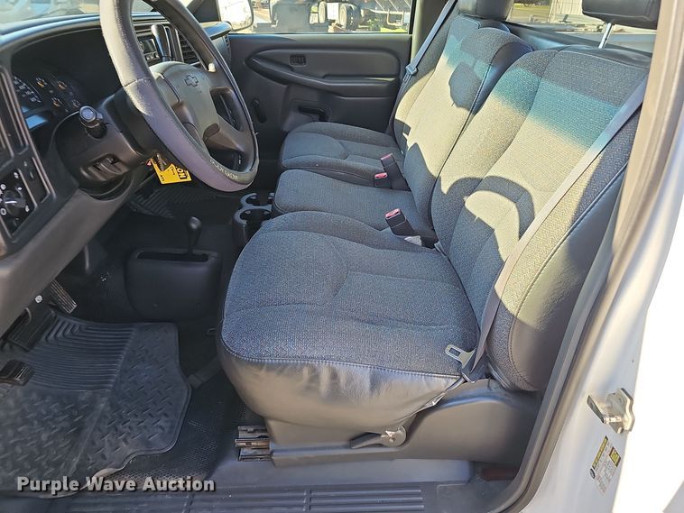 image for item NX9366 2004 Chevrolet  Silverado 1500 pickup truck