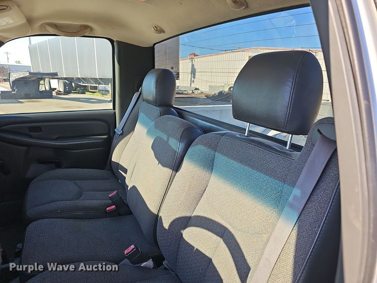 image for item NX9366 2004 Chevrolet  Silverado 1500 pickup truck