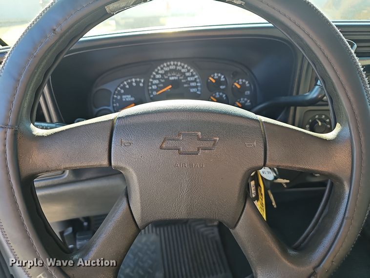 image for item NX9366 2004 Chevrolet  Silverado 1500 pickup truck