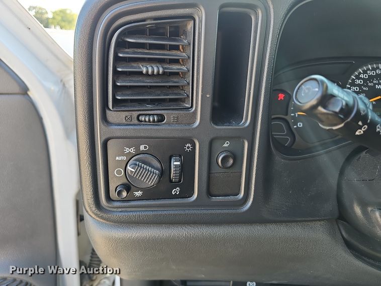 image for item NX9366 2004 Chevrolet  Silverado 1500 pickup truck