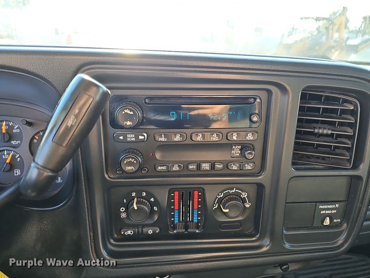 image for item NX9366 2004 Chevrolet  Silverado 1500 pickup truck