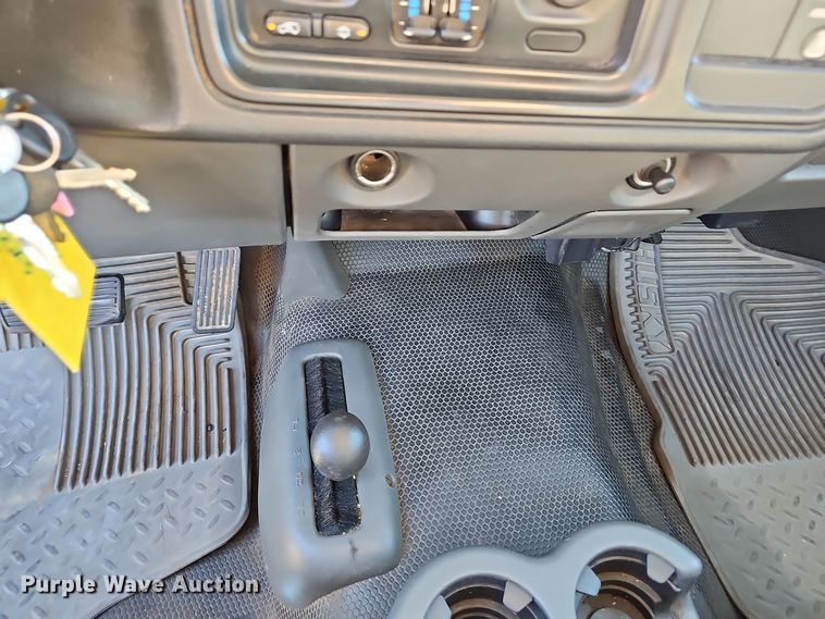 image for item NX9366 2004 Chevrolet  Silverado 1500 pickup truck