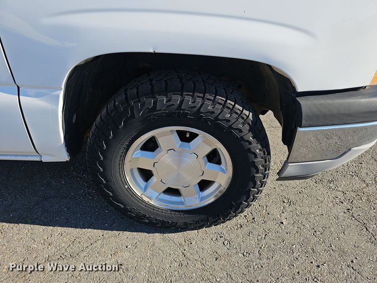 image for item NX9366 2004 Chevrolet  Silverado 1500 pickup truck