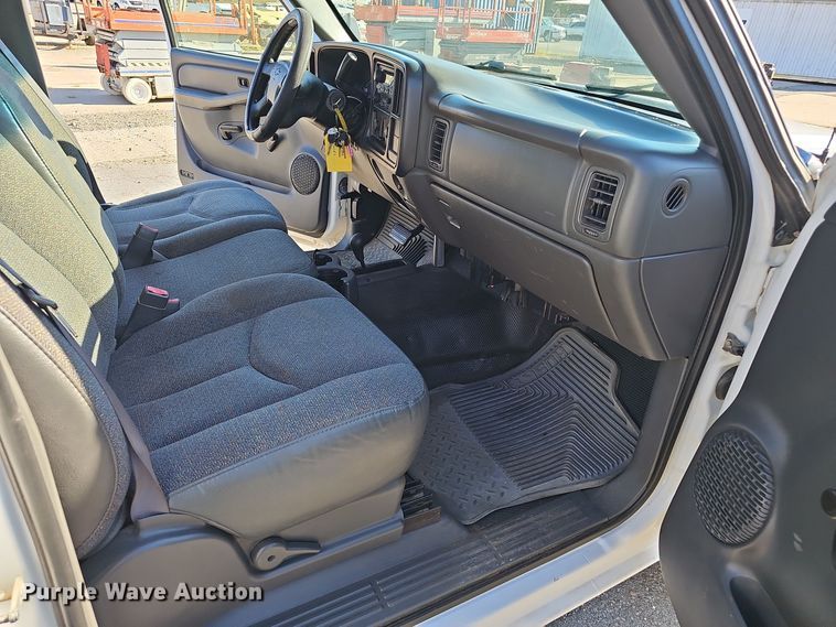 image for item NX9366 2004 Chevrolet  Silverado 1500 pickup truck