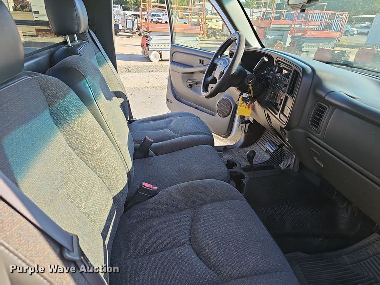 image for item NX9366 2004 Chevrolet  Silverado 1500 pickup truck