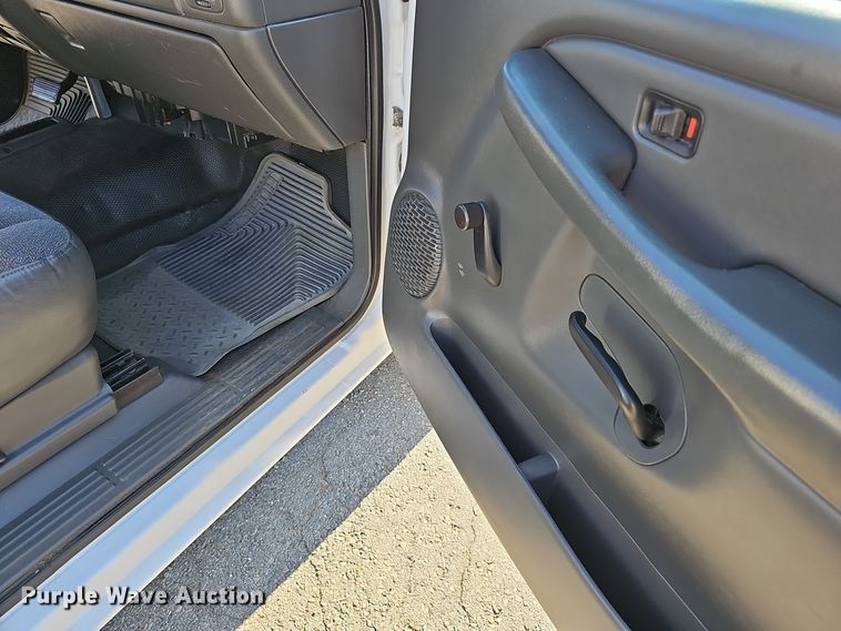 image for item NX9366 2004 Chevrolet  Silverado 1500 pickup truck