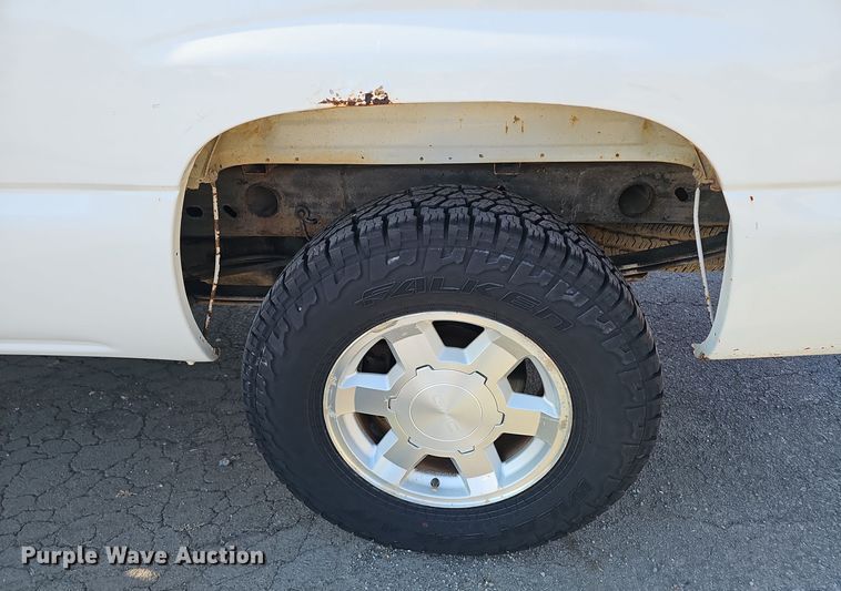 image for item NX9366 2004 Chevrolet  Silverado 1500 pickup truck