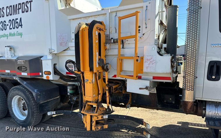 image for item DD3266 2011 International 7400 refuse truck