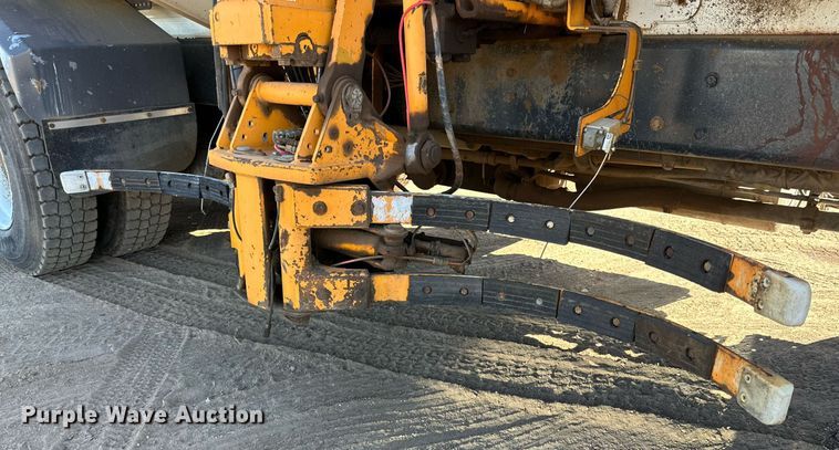 image for item DD3266 2011 International 7400 refuse truck