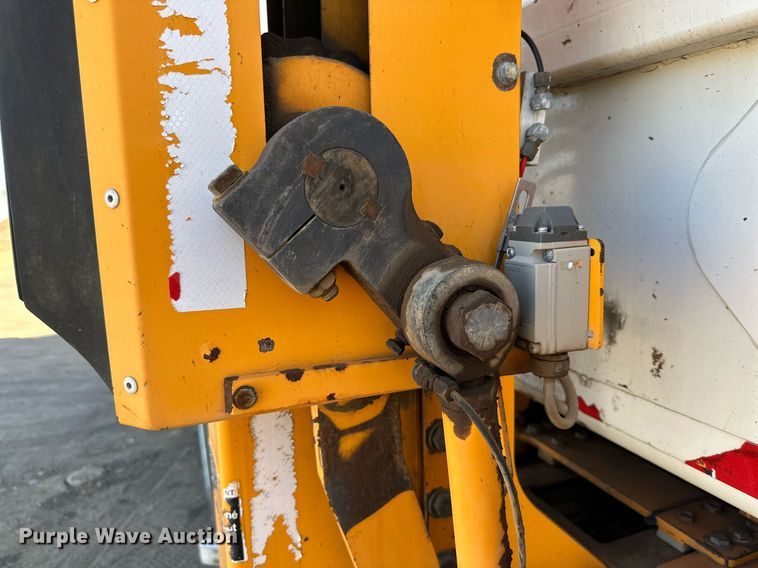 image for item DD3266 2011 International 7400 refuse truck