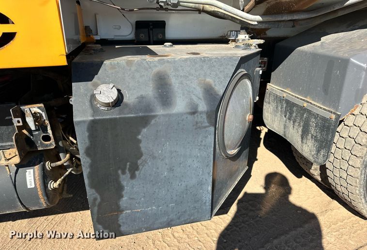 image for item DD3266 2011 International 7400 refuse truck