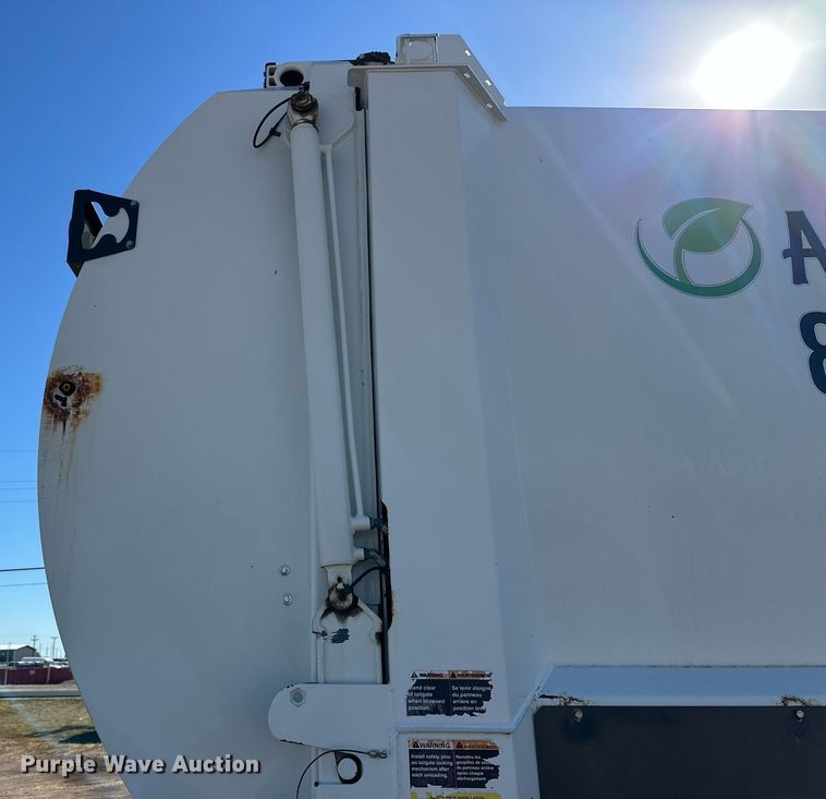 image for item DD3266 2011 International 7400 refuse truck