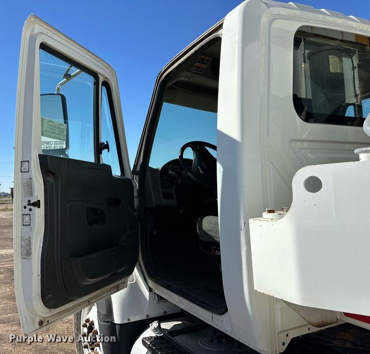 image for item DD3266 2011 International 7400 refuse truck