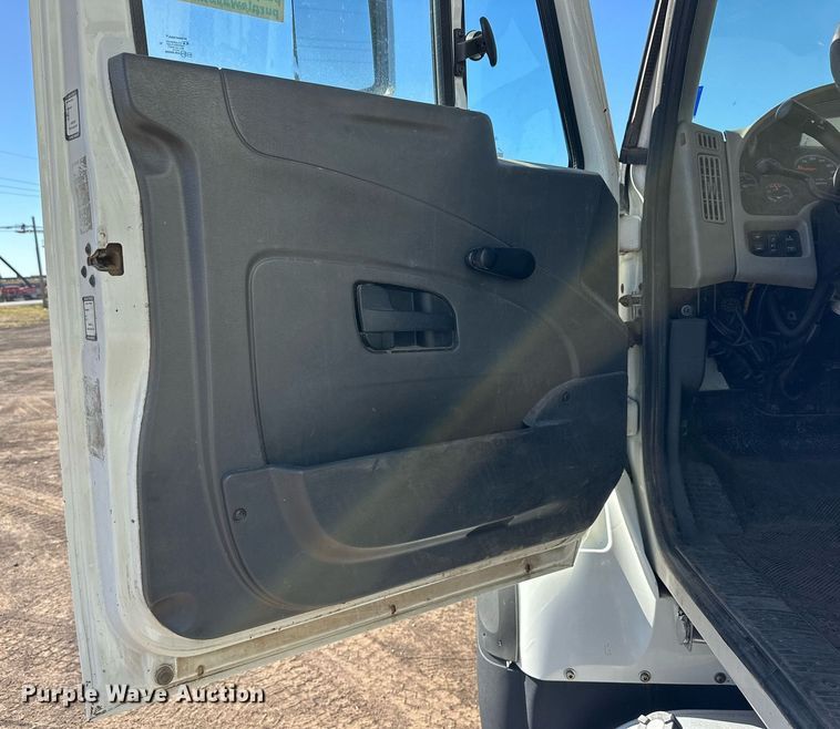 image for item DD3266 2011 International 7400 refuse truck